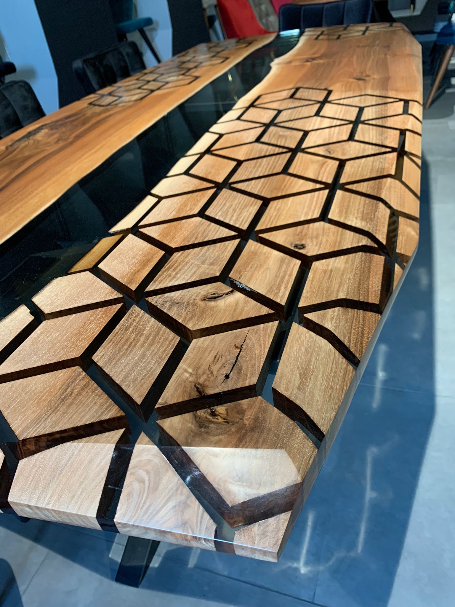 Esstisch CNC "DNA -Table" Epoxidharz  220 x 100 cm Massivholz Walnuss Baumkante