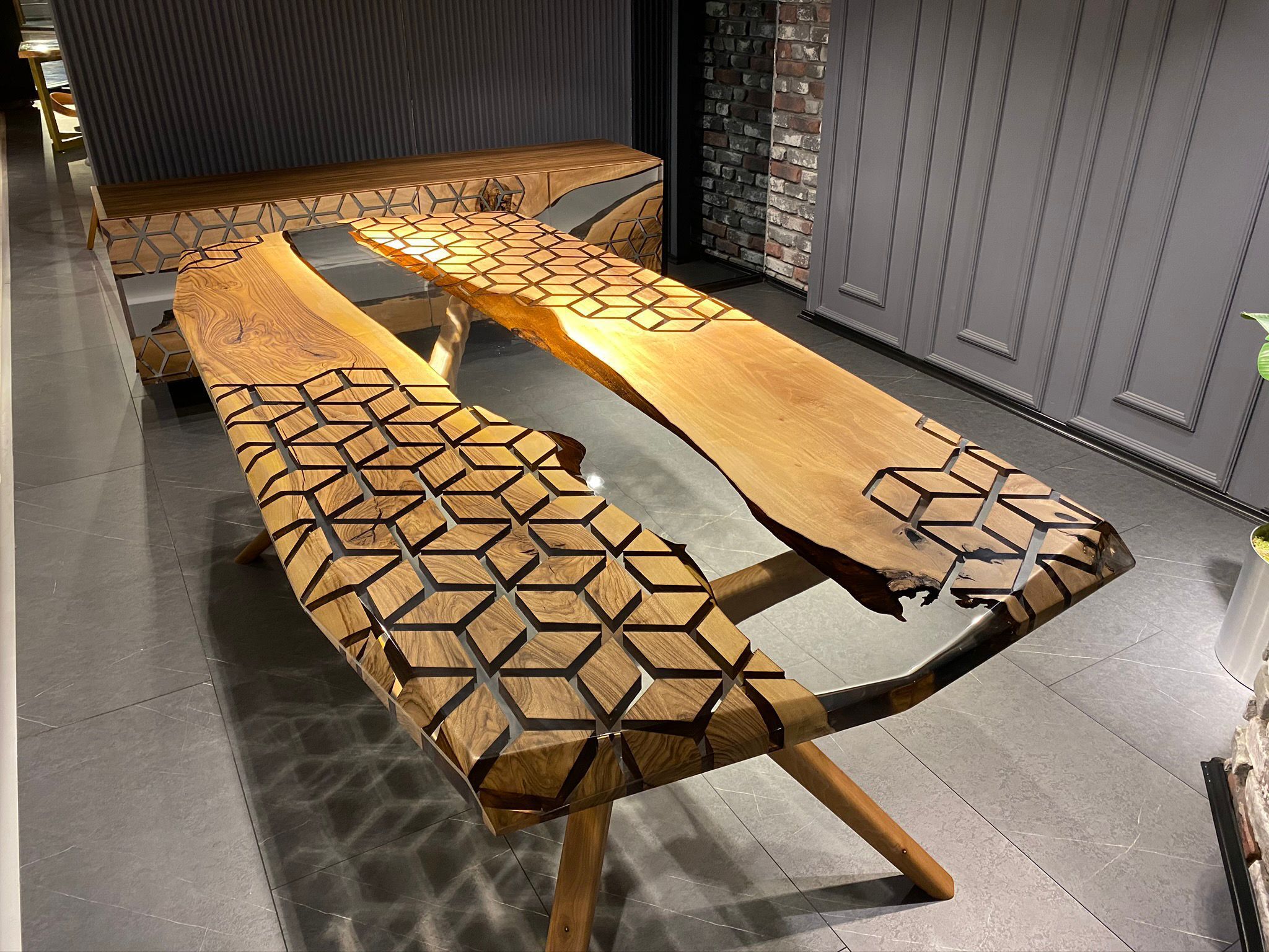 Esstisch CNC "DNA -Table" Epoxidharz  220 x 100 cm Massivholz Walnuss Baumkante