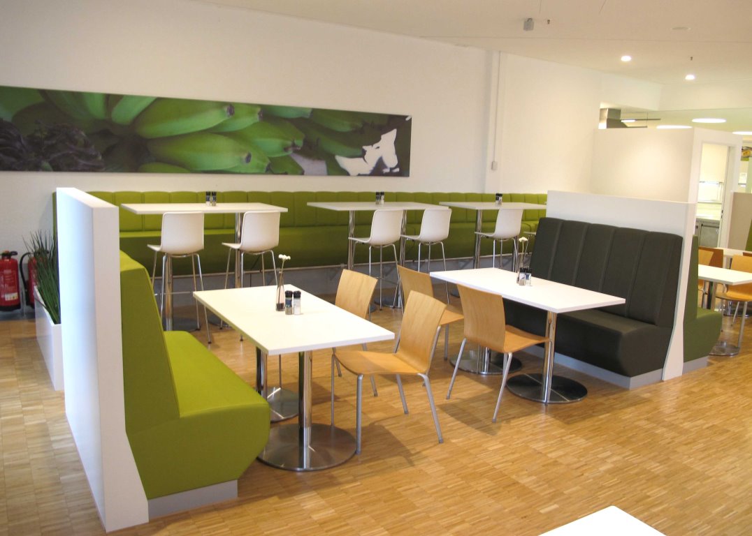 Banksystem mit Sockel "Keller" am Hochtisch vor der Restaurantwand