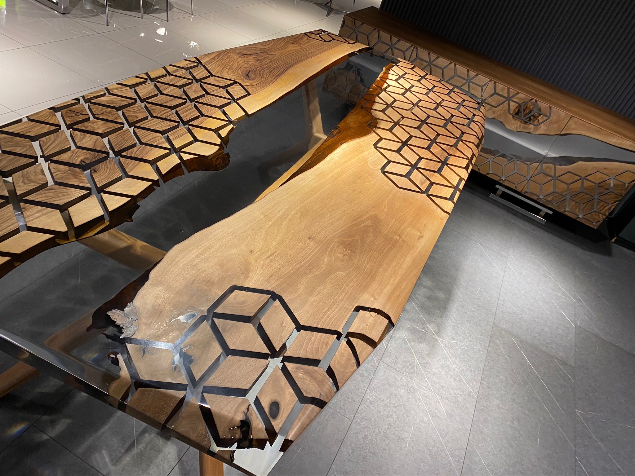 Esstisch CNC "DNA -Table" Epoxidharz  220 x 100 cm Massivholz Walnuss Baumkante