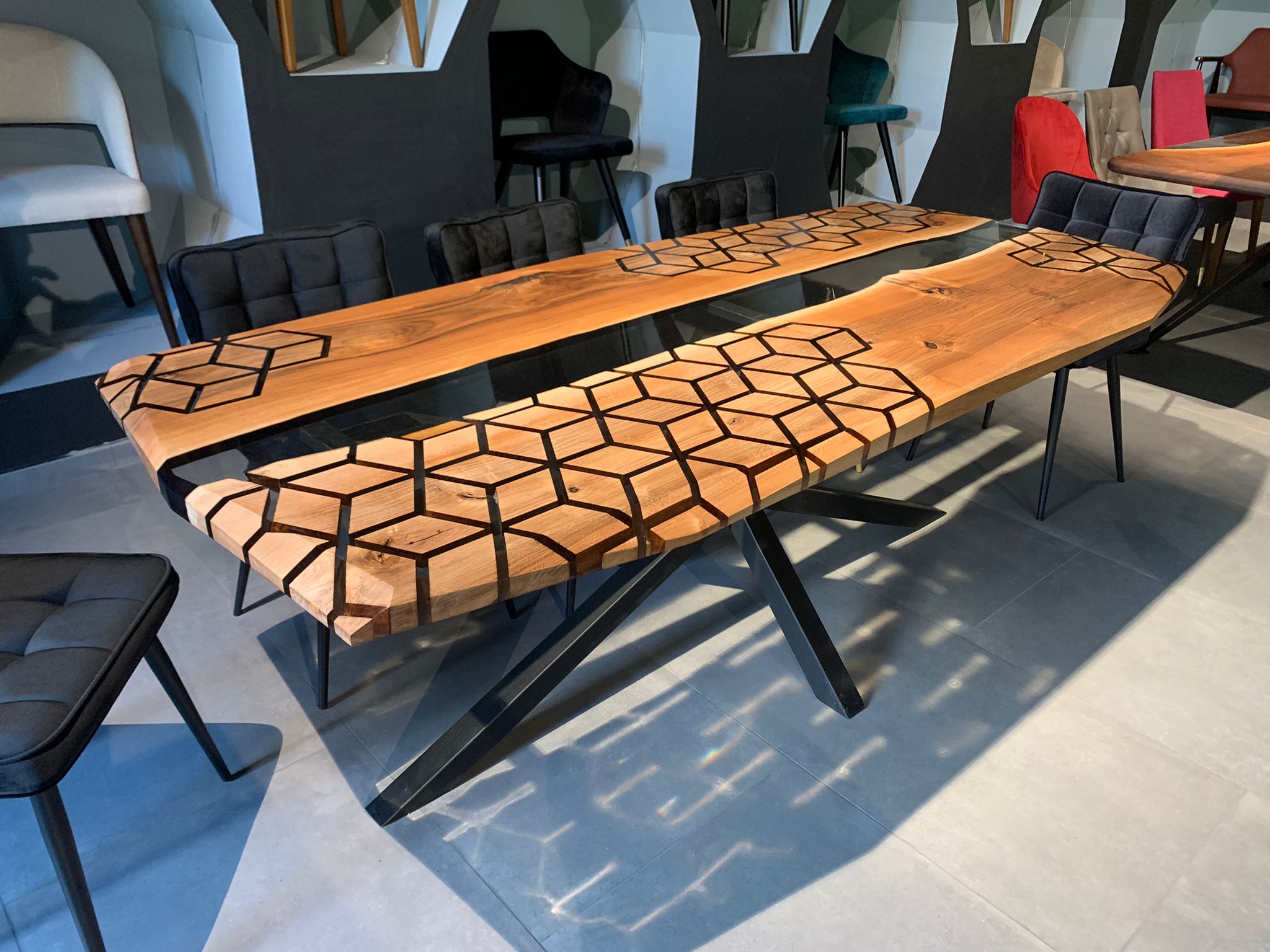 Esstisch CNC "DNA -Table" Epoxidharz  220 x 100 cm Massivholz Walnuss Baumkante