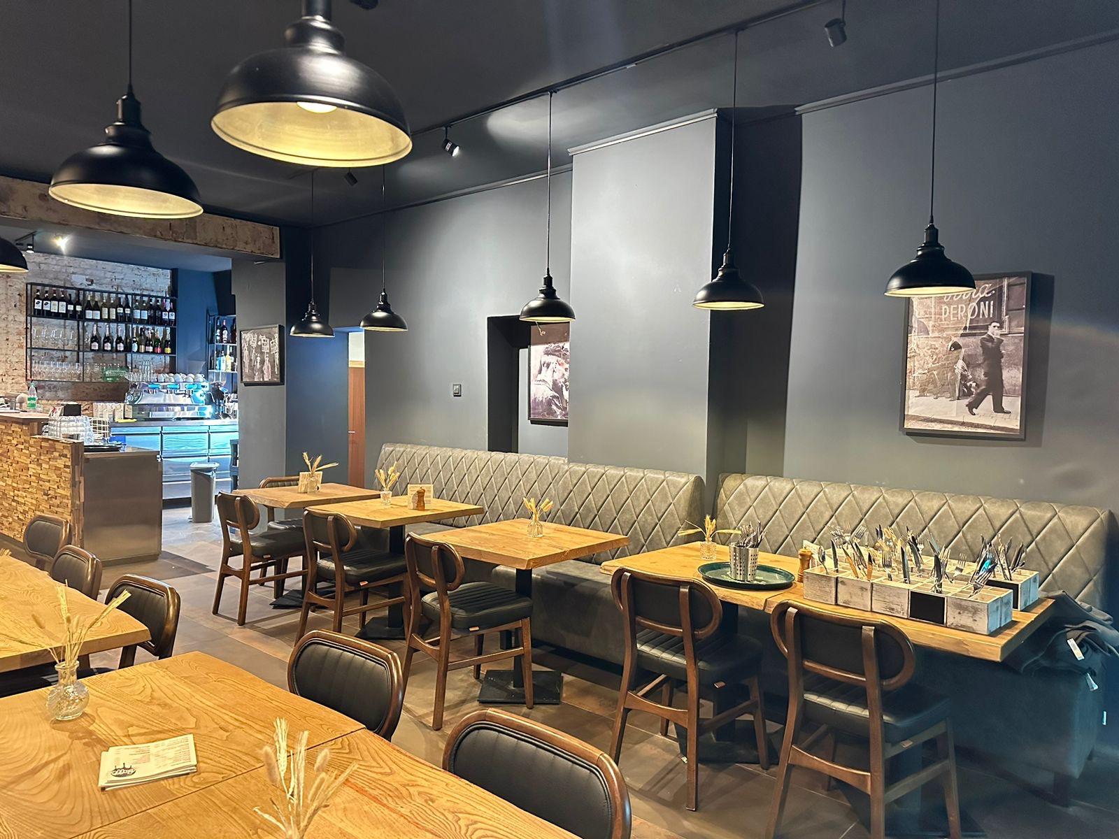 Ein Pizza-Lokal ist im Industrie-Stil eingerichtet.