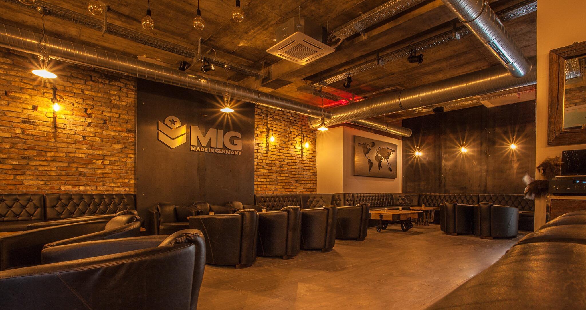 Offen gestaltet Bar im Industrial-Stil mit "Las Vegas Lounge" Banksystemen an den Wänden.