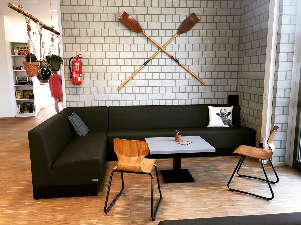 Banksystem "Desire Lounge" als L-Formation in Café Umgebung