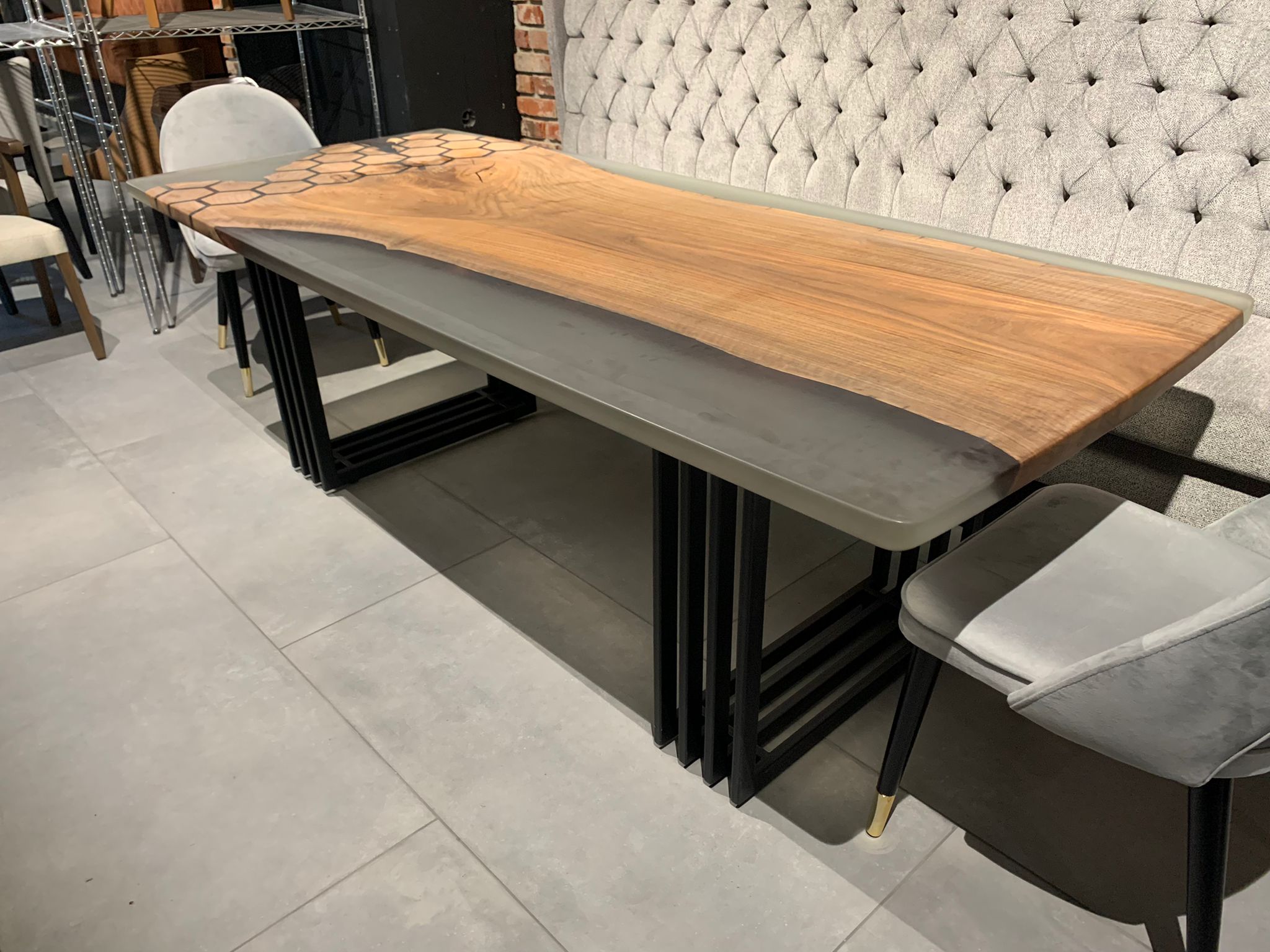 Esstisch CNC "ICE COLD" Epoxidharz 235 x 100 cm Massivholz Walnuss Baumkante