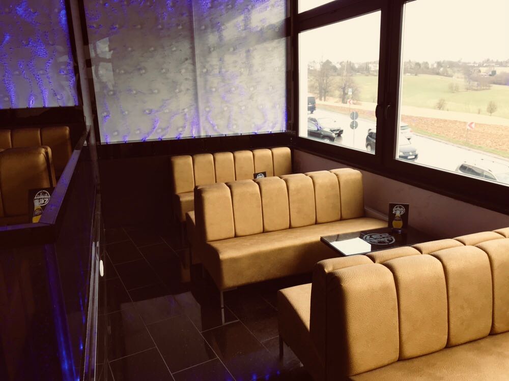 Lounge Banksystem "Butterfly" in uriger Bar