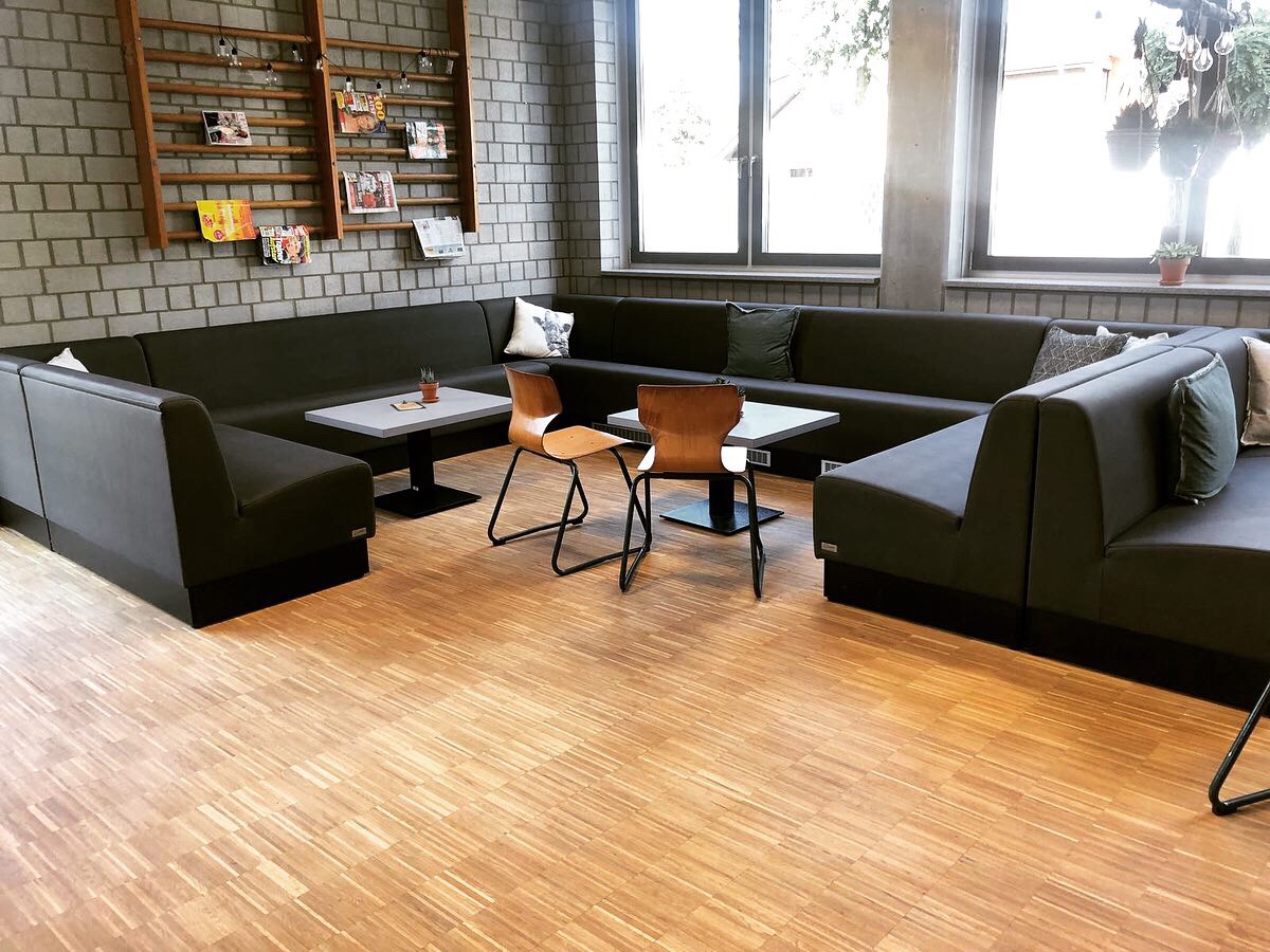 Banksystem "Desire Lounge" als Nischen-Formation in Café Atmosphäre