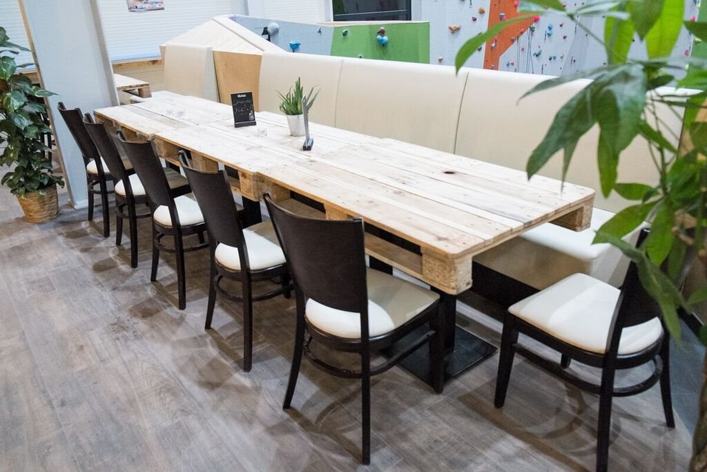 Sporthallen-Bistro Einrichtung mit "Kara - F" Sitzbänken