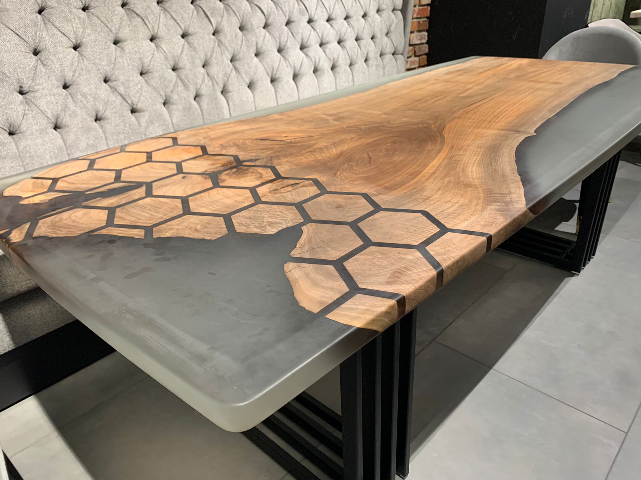 Esstisch CNC "ICE COLD" Epoxidharz 235 x 100 cm Massivholz Walnuss Baumkante