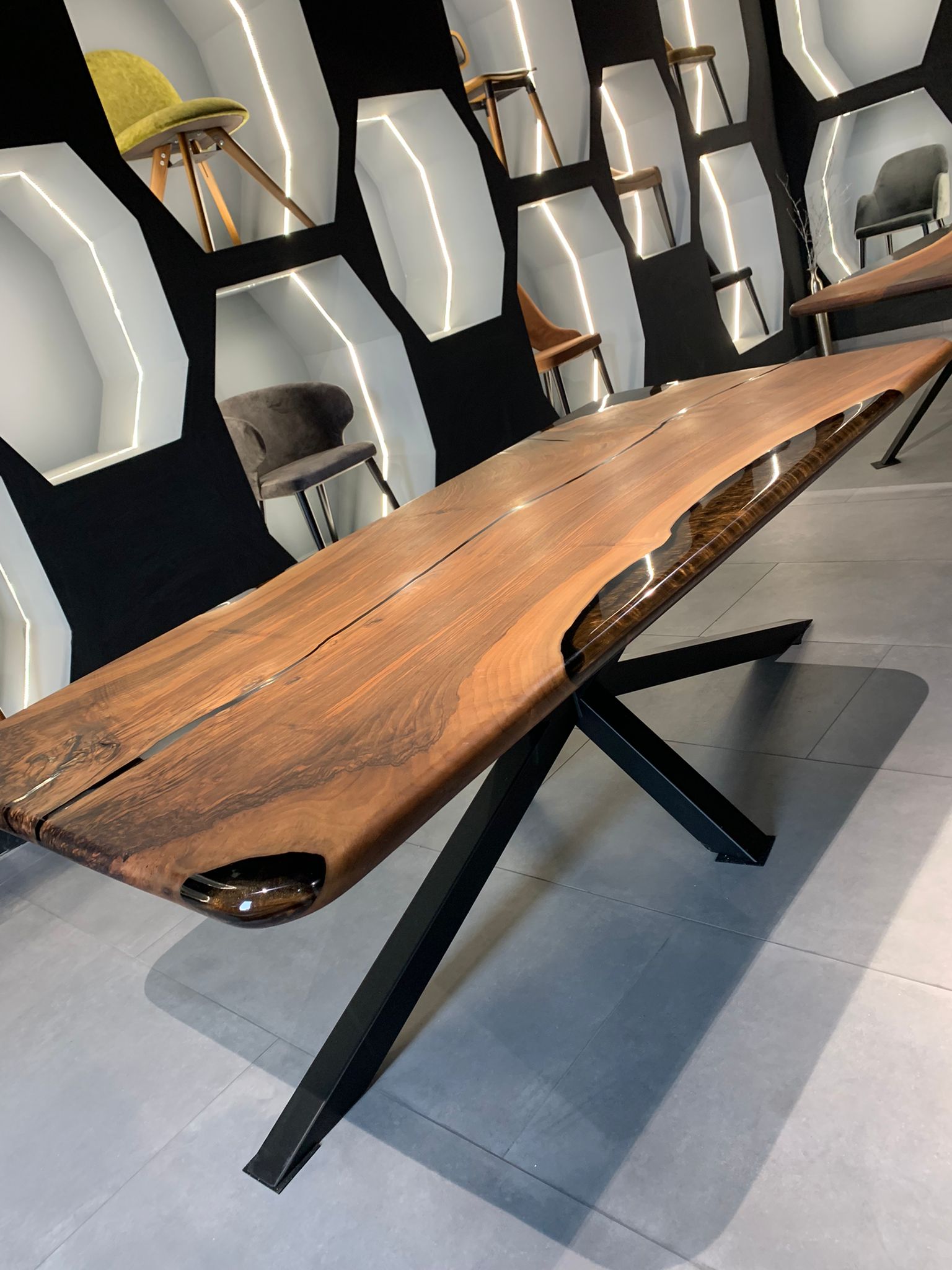 Epoxid Table 230 x 110 cm Massiv American Walnut CNC metallic brown mit Fuß