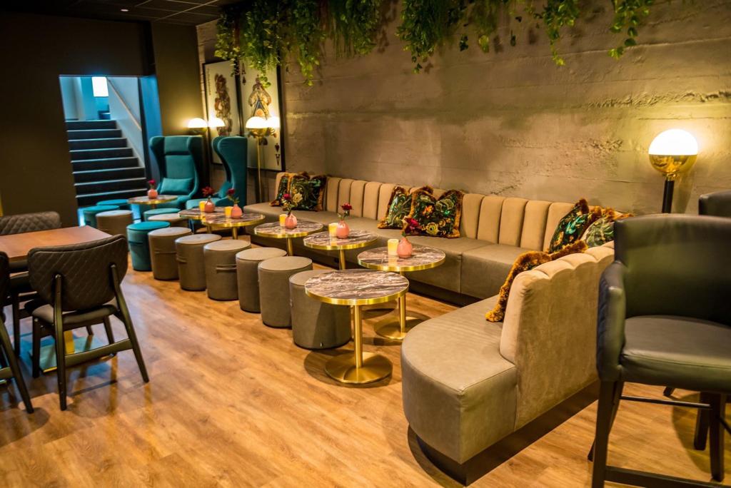 Urban-Style Restaurant mit mehreren "Butterfly-Feet" Banksystemen