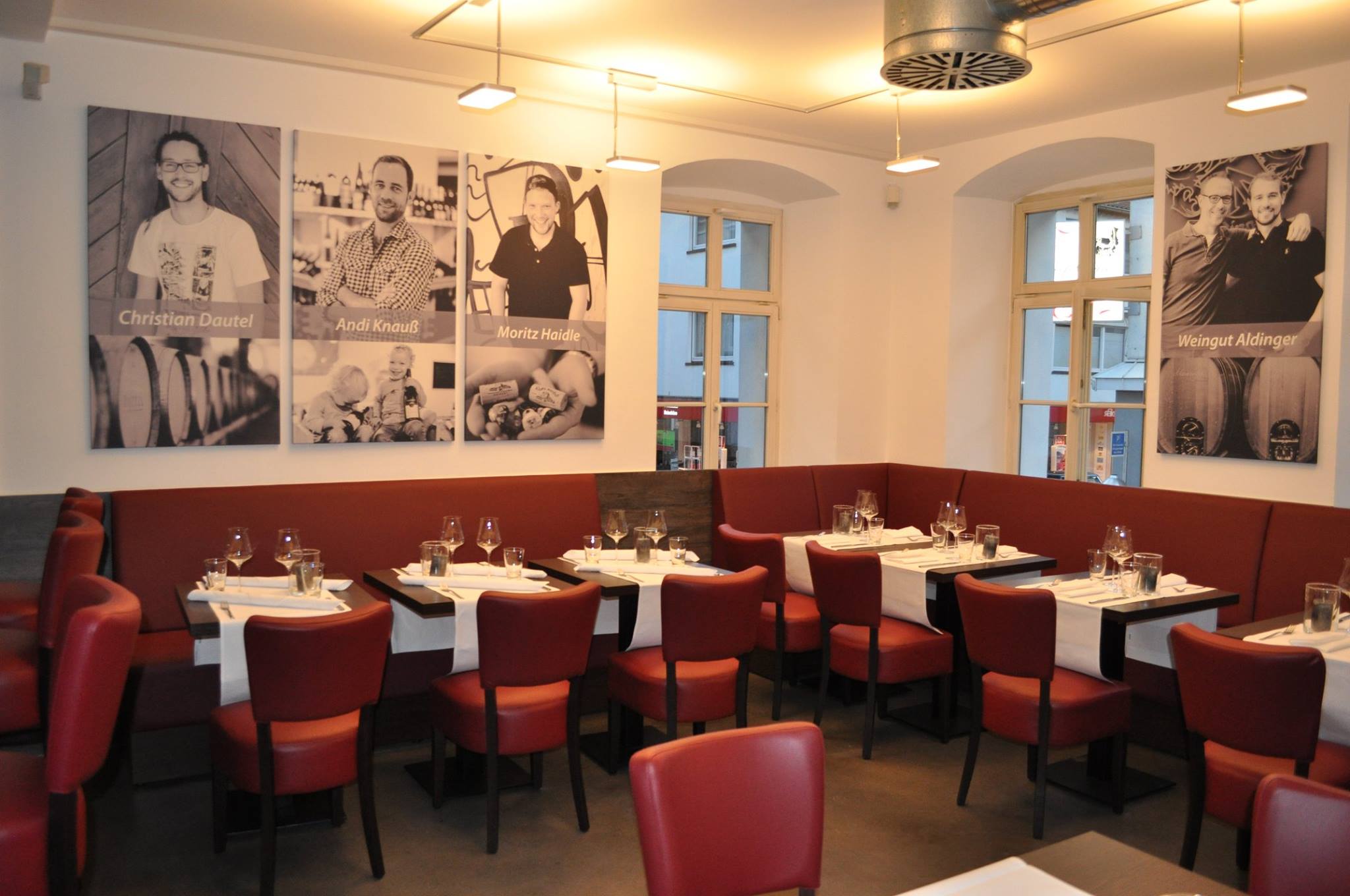 Restaurant mit "New York 05" Banksystemen mit Sockel.